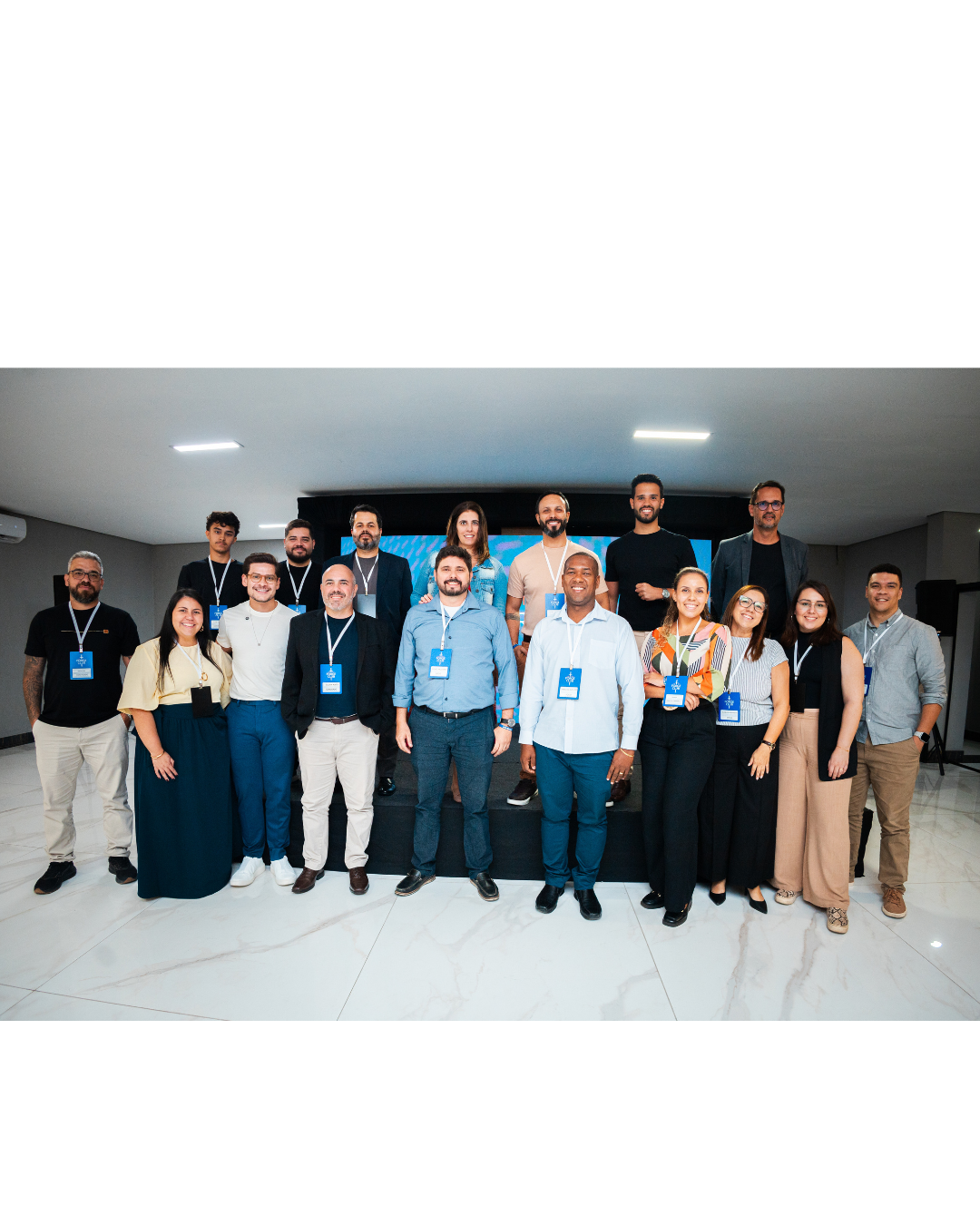 Turma da R3 Educação reunida em um encontro presencial.