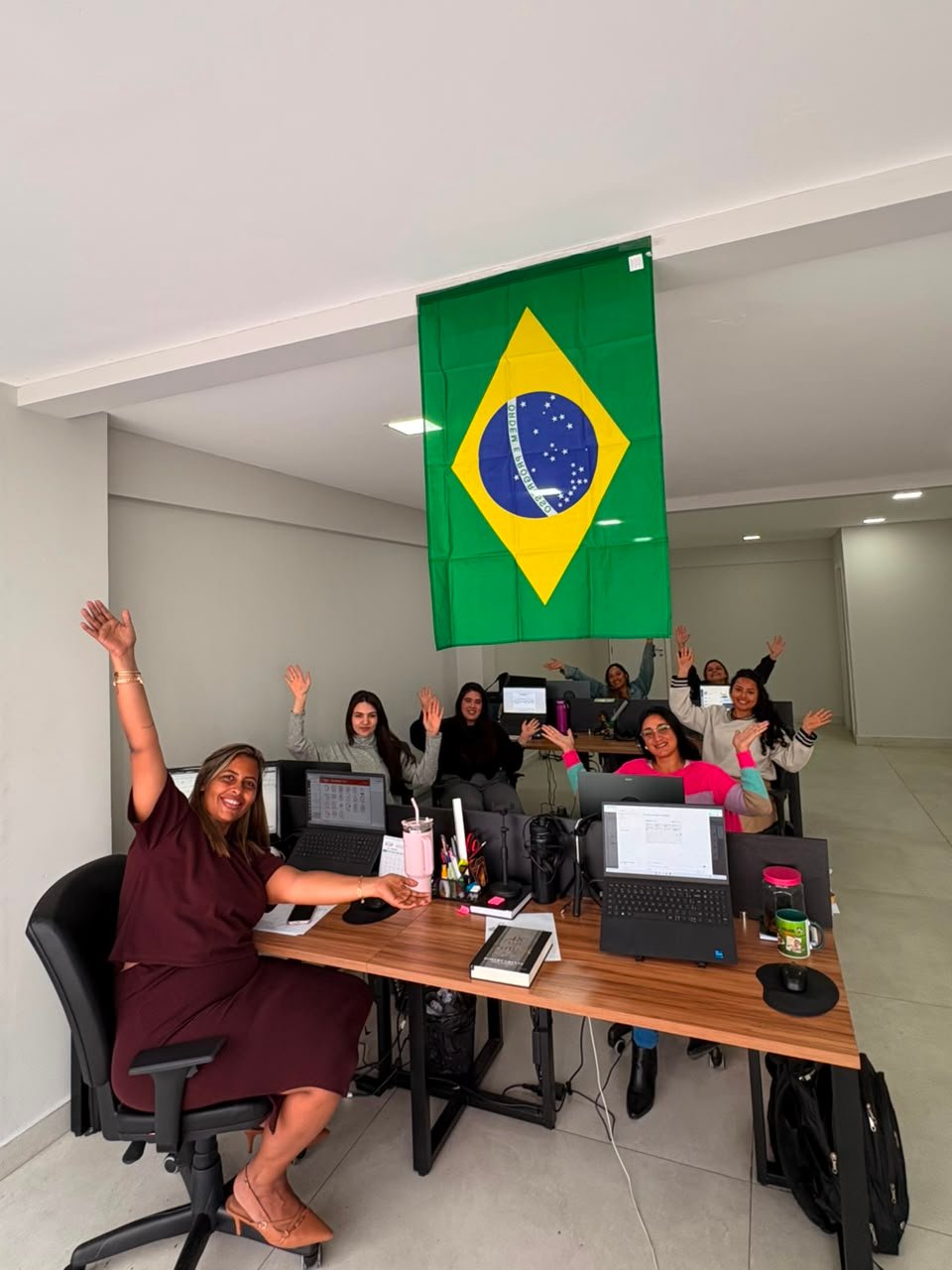Equipe da R3 reunida no escritório durante o expediente.